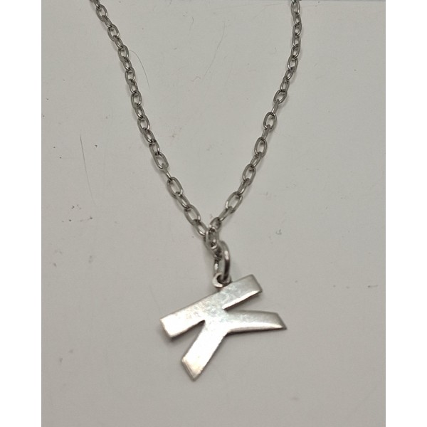 cadena con letra de plata