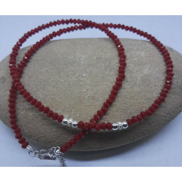 Gargantilla con piedras y motivos