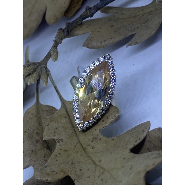 Anillo de plata con piedra grande amarilla