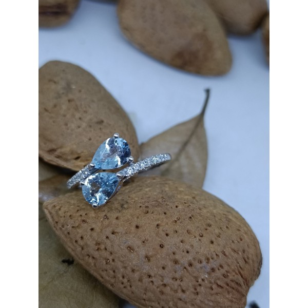 Anillo oro blanco con brillantes y dos aguamarina