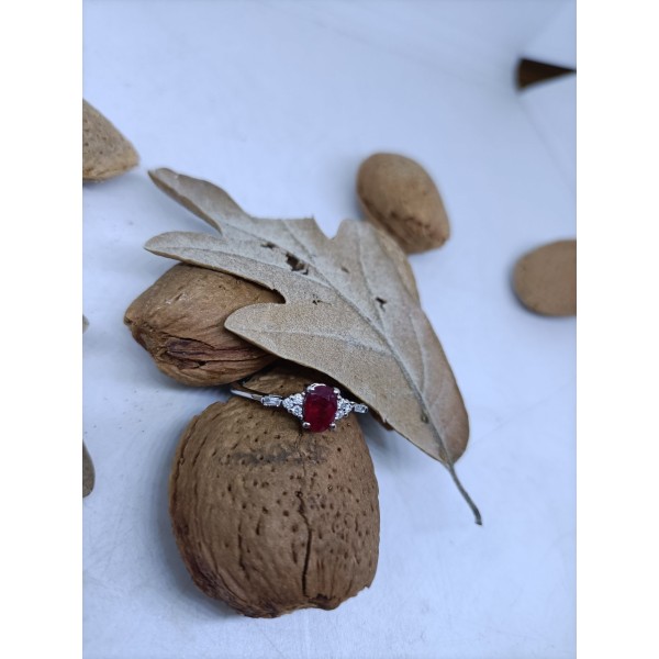 Anillo con rubí y brillantes
