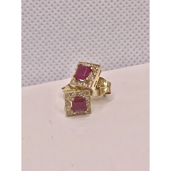 par pendientes oro amarillo con brillantes y rubíes.