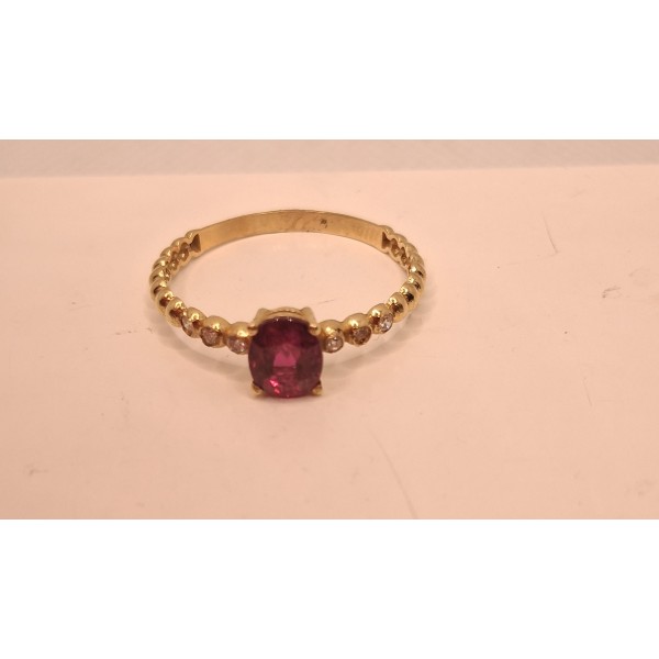Anillo de oro amarillo con rubi
