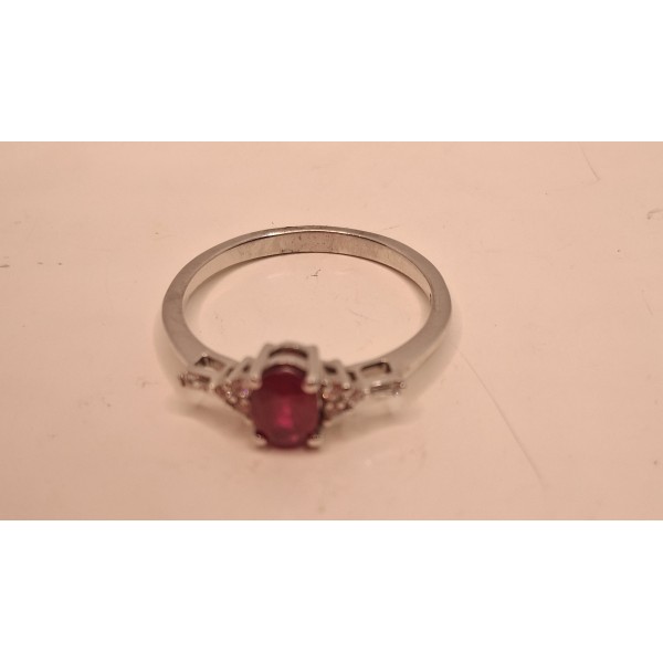 Anillo de oro blanco de rubi y brillantes