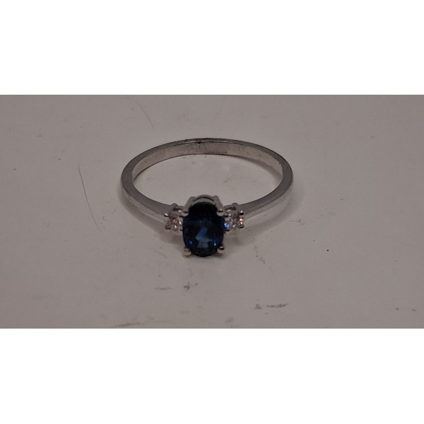 Anillo de oro blanco con brillantes y zafiro