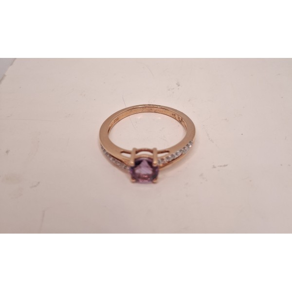 Anillo de oro rosa con amatista y brillantes