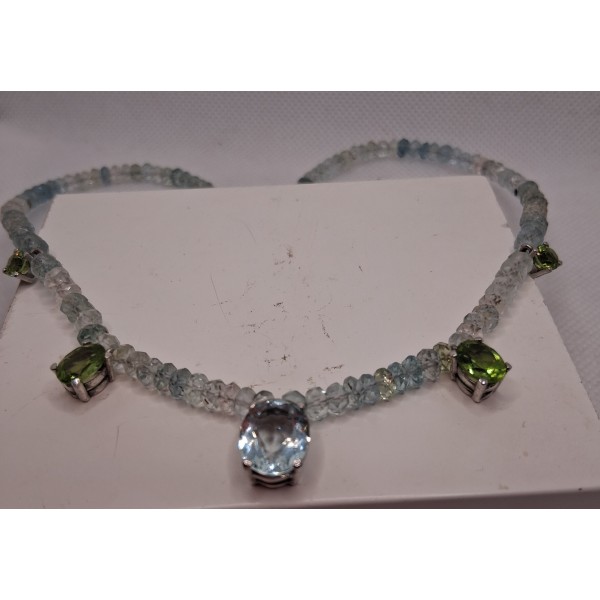 collar de aguamarina con  olivinas de oro blanco